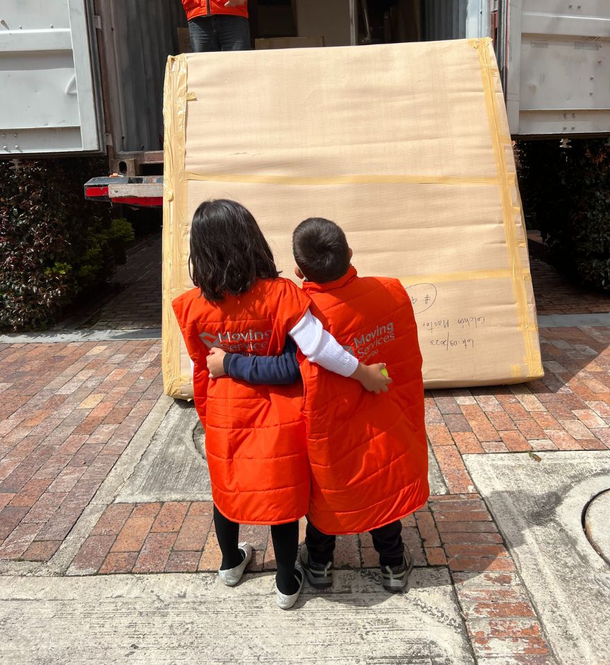 Traslado internacional de oficinas y mobiliario empresarial con Moving Services